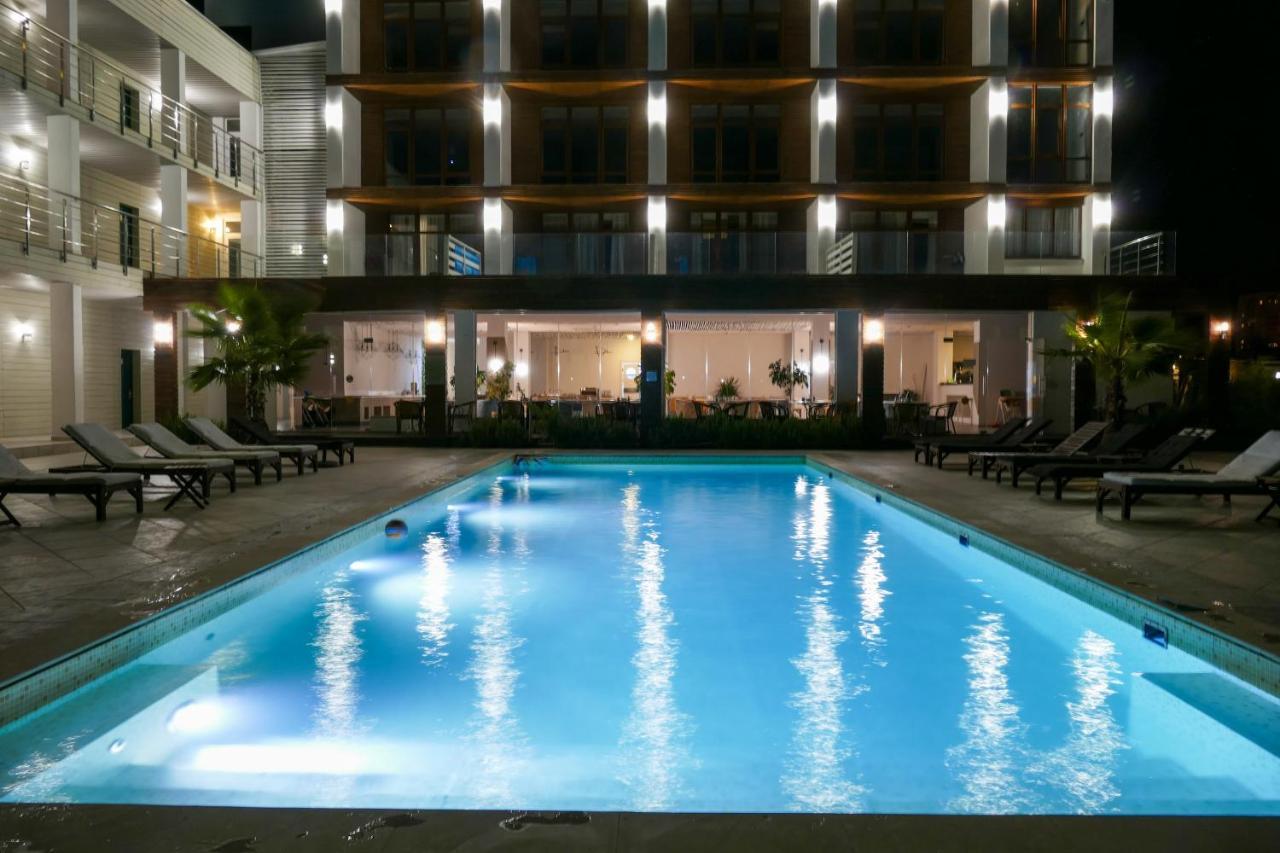 Aquamarine Family Club Hotel Gagra Bagian luar foto