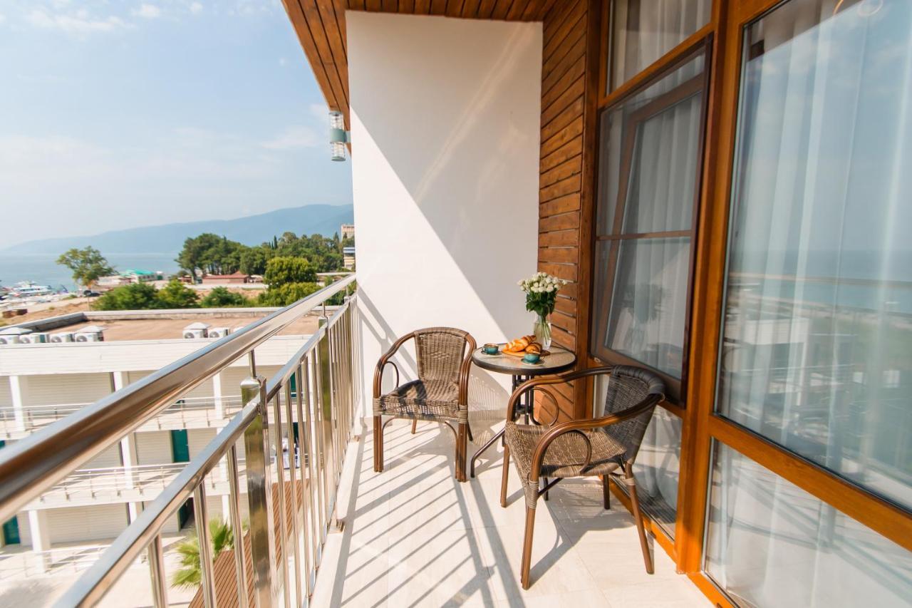 Aquamarine Family Club Hotel Gagra Bagian luar foto